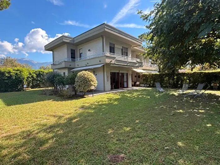 Casa con 5 locali in vendita in Via Poveromo, Massa