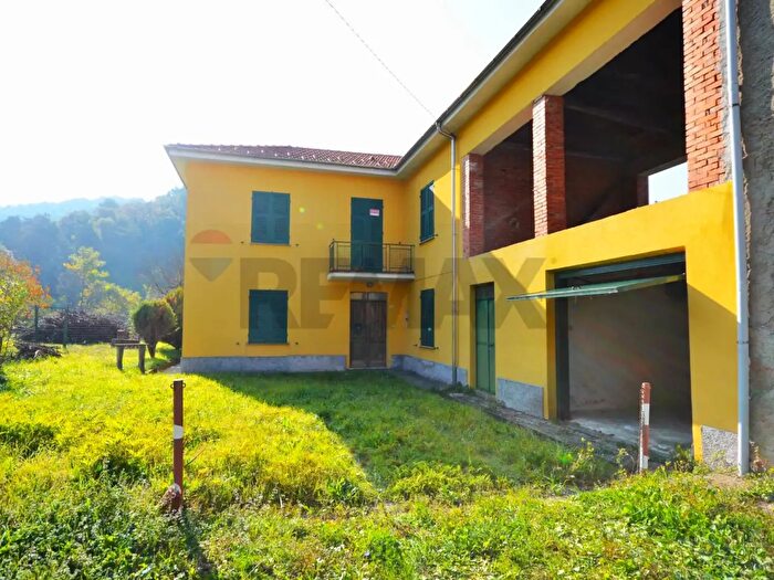 Casa con 6 locali in vendita in Dego