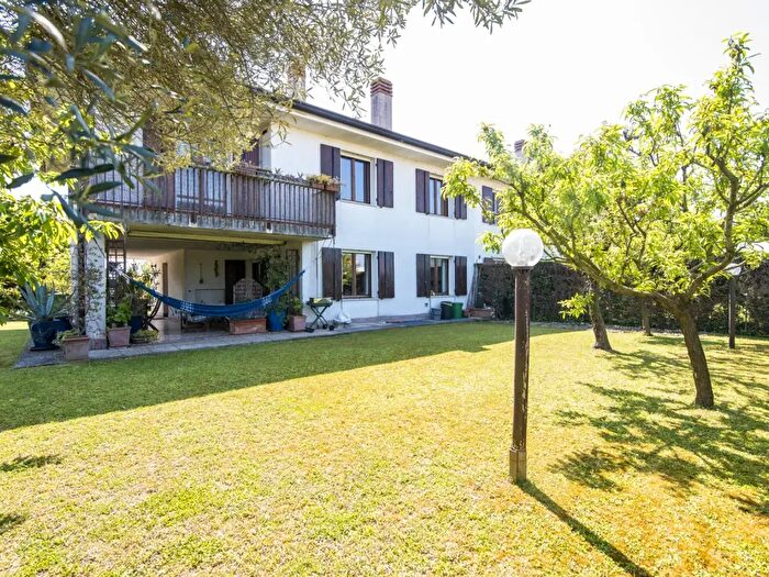 Casa con 7 locali in vendita in Due Carrare