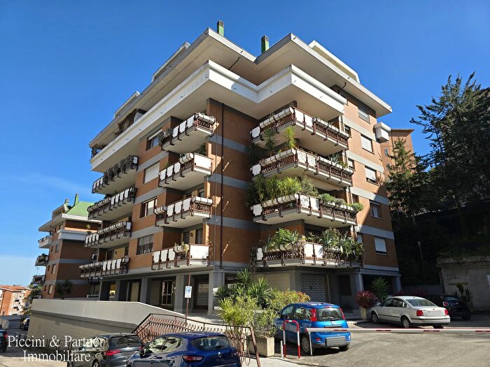 Appartamento con 6 locali in vendita in Via Bramante, Perugia