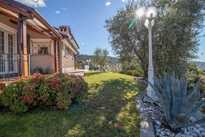 Casa con 7 locali in vendita in Via della Boggia, Ello