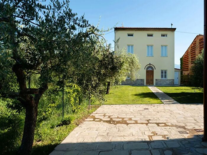 Casa con 11 locali in vendita in Via Cardinale Pacini, Capannori