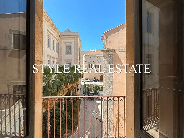 Appartamento trilocale in vendita in Via dei Mergulensi, Siracusa