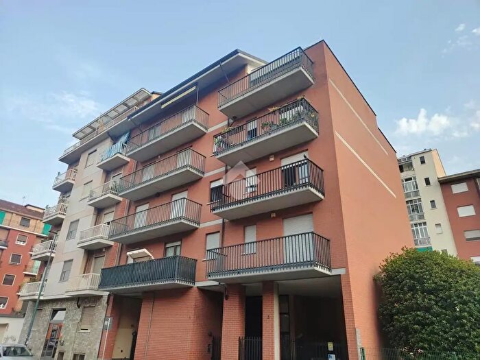 Appartamento trilocale in vendita in Via Carlo Lorenzini, Torino