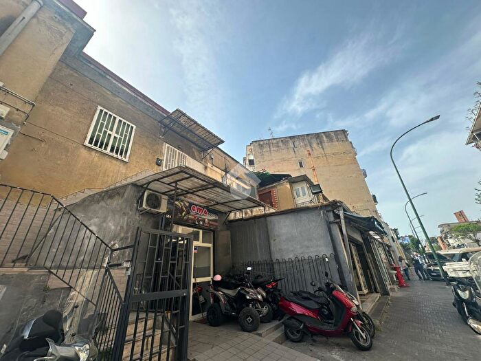 Appartamento trilocale in vendita in Via Vincenzo Janfolla, Napoli