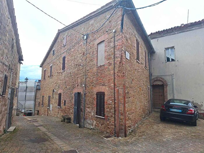 Casa con 5 locali in vendita in Castelraimondo