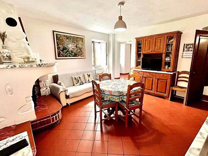 Casa con 5 locali in vendita in Massa