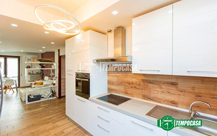 Appartamento trilocale in vendita in Via Guglielmo Marconi, Momo