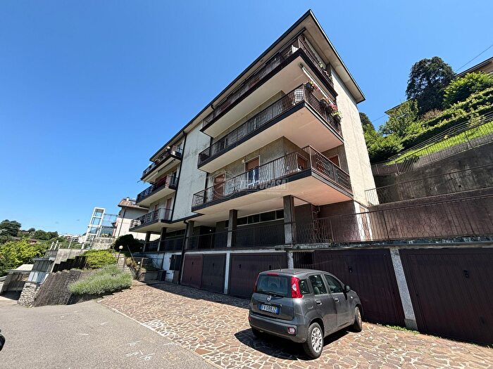 Appartamento trilocale in vendita in Via Gioacchino Rossini, Como