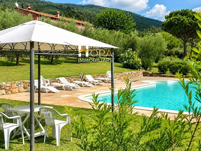 Casa con 16 locali in vendita in Via di Santomato, Pistoia