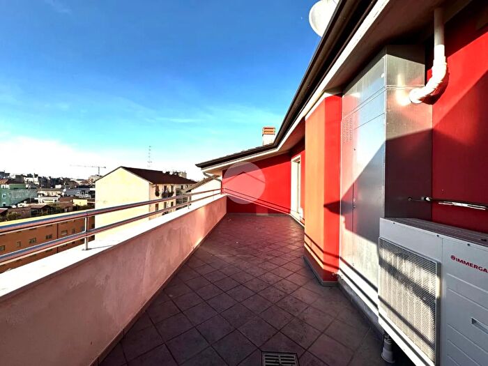 Appartamento trilocale in vendita in Via Volvinio, Milano