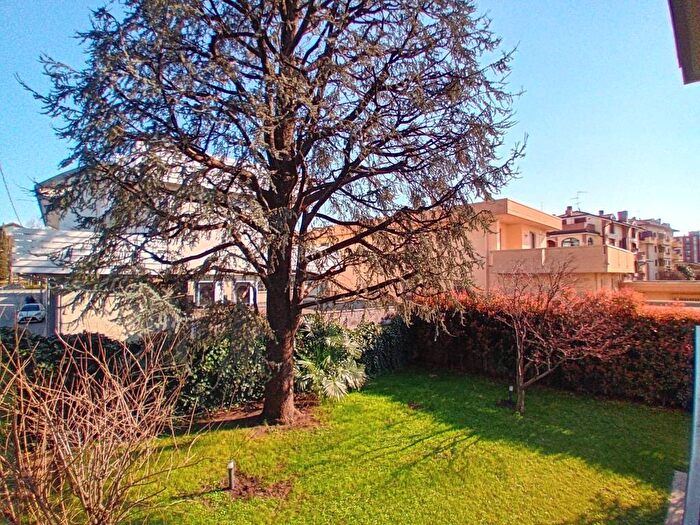 Appartamento trilocale in affitto in Via Roma, Centro, Agrate Brianza