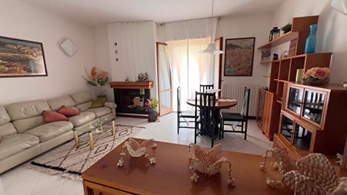 Appartamento trilocale in vendita in Via Villa Zara, Torre San Patrizio