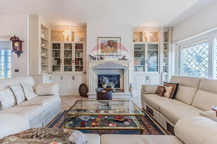 Appartamento con 10 locali in vendita in Via Fosso della Castelluccia, Roma