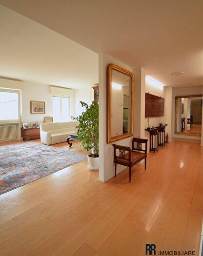 Appartamento con 6 locali in vendita in Via della Valverde, Verona