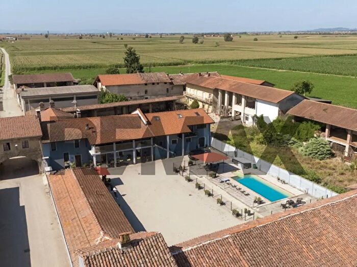 Casa con 12 locali in vendita in Tre Colombare, Tronzano Vercellese