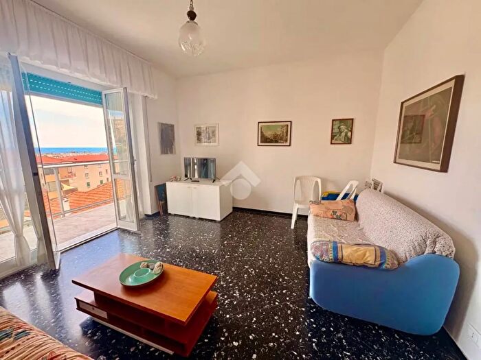 Appartamento trilocale in affitto in Via Stefano Cagna, Finale Ligure