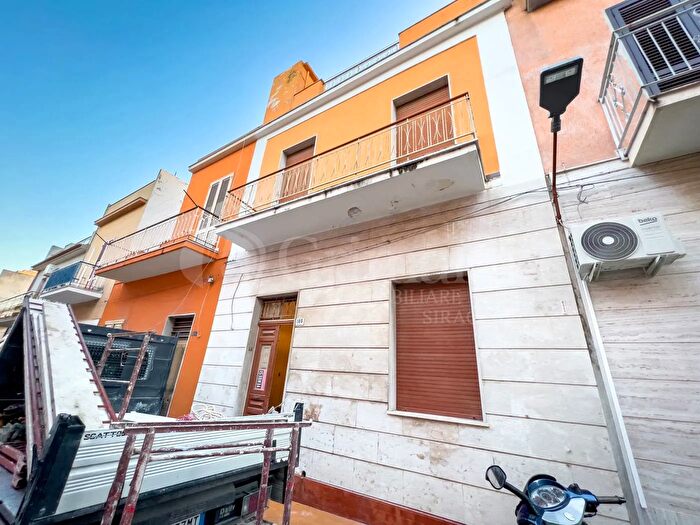 Casa con 6 locali in vendita in Via Piave, Avola