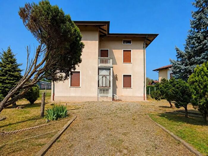 Casa con 6 locali in vendita in V II Giugno, Masserano