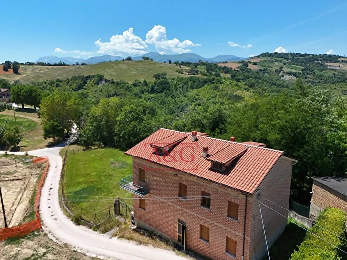 Casa con 12 locali in vendita in Contrada Cornacchioni, Penna San Giovanni
