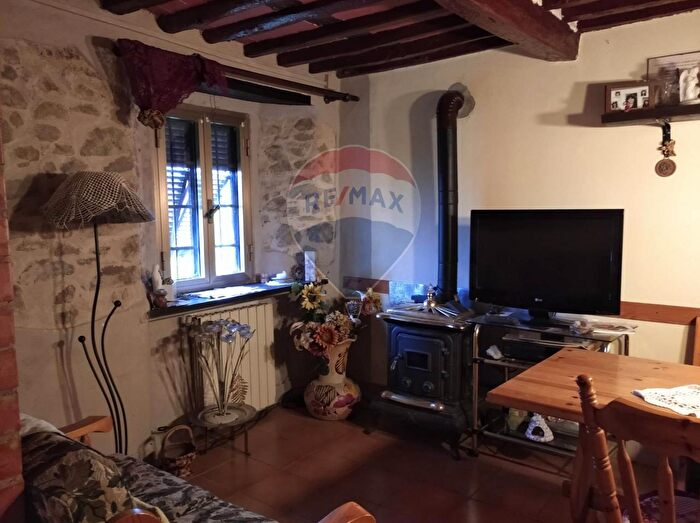 Casa con 7 locali in vendita in Villa Basilica