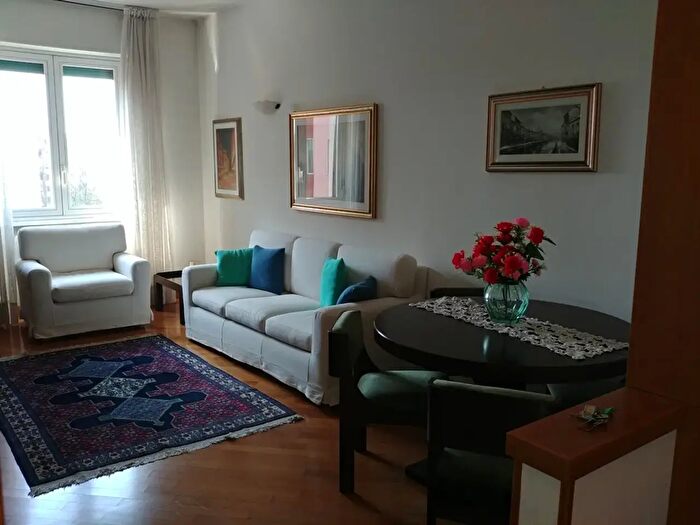 Appartamento trilocale in affitto in Via Puecher Gian Carlo, Milano