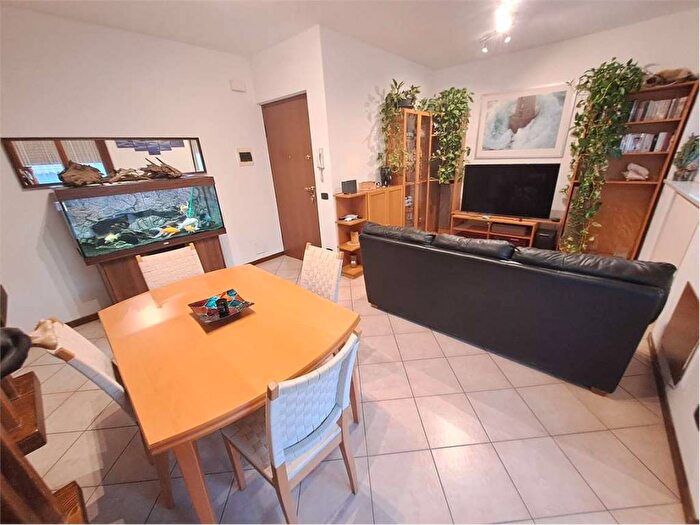 Appartamento con 5 locali in vendita in via goffredo mameli, Beccacivetta Azzano, Castel d'Azzano