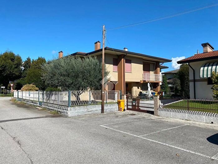 Casa con 8 locali in vendita in Via Jacopo Zanella, Castelfranco Veneto