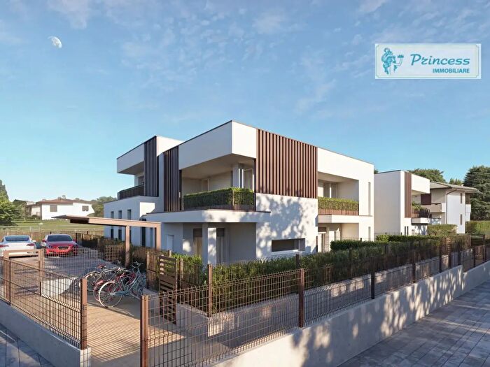 Appartamento con 7 locali in vendita in Viale dellIndustria, Schio