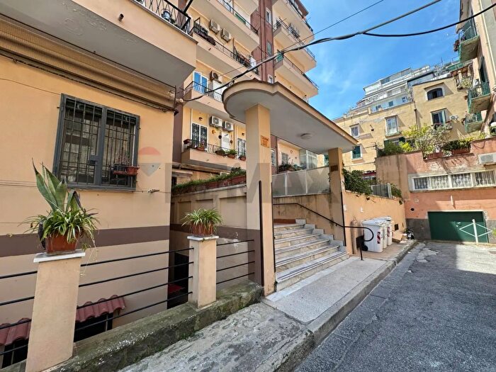 Appartamento trilocale in affitto in Via Belvedere, Napoli