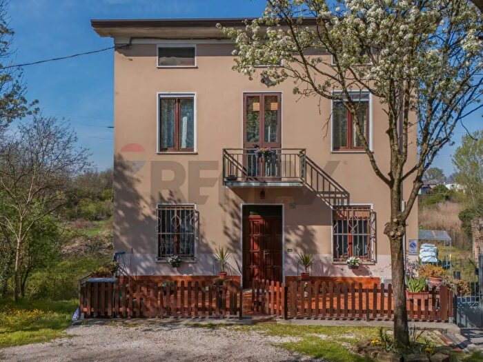 Casa con 9 locali in vendita in Via Carducci, Asola