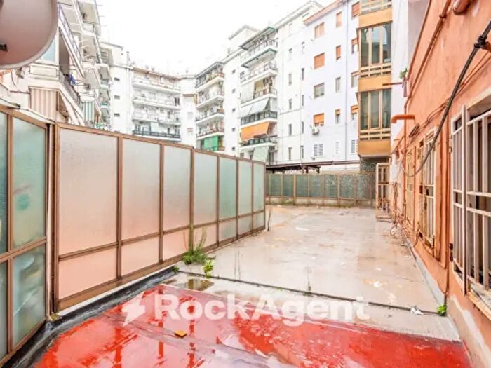 Appartamento con 6 locali in vendita in Via Generale Francesco Pignatelli, Napoli