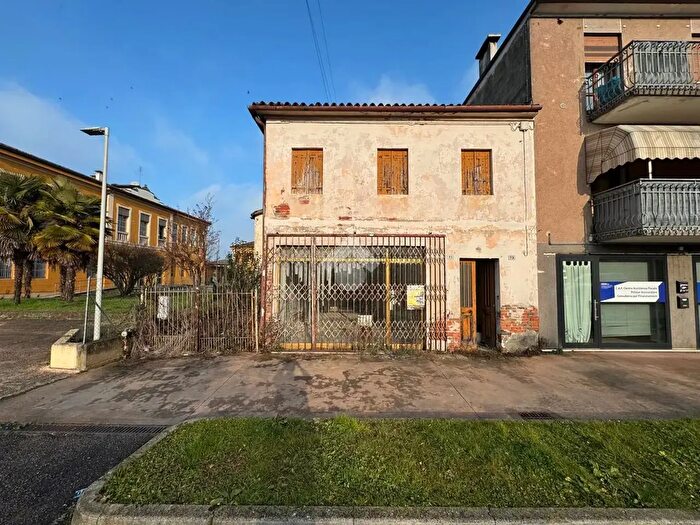 Casa con 5 locali in vendita in Piazzola Sul Brenta