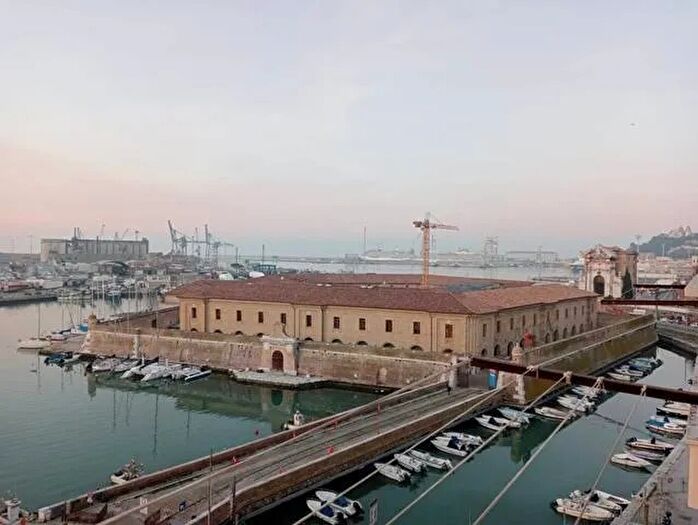 Appartamento quadrilocale in vendita in Ancona Zona Archi, Ancona