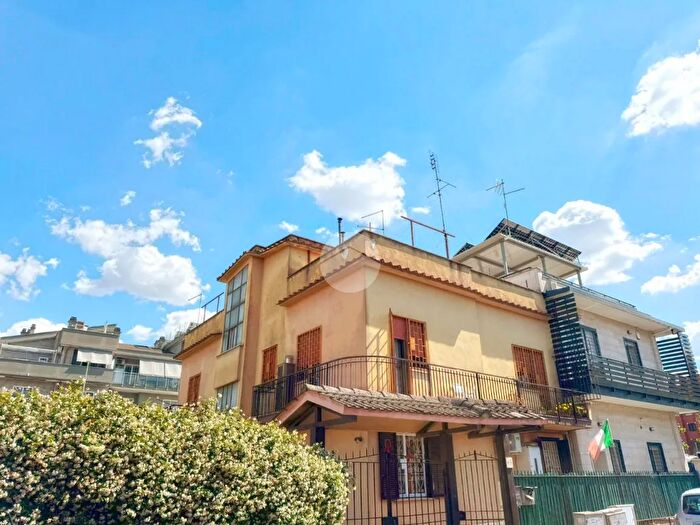 Appartamento trilocale in vendita in Via Cinquefrondi, Roma