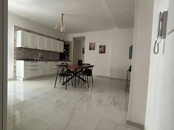 Appartamento trilocale in vendita in Via Rocco Galdieri, Salerno