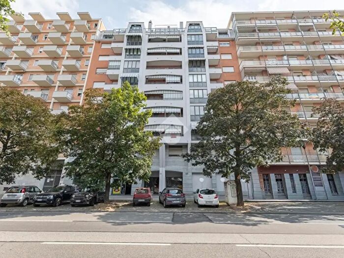 Appartamento trilocale in vendita in Corso Cosenza, Torino
