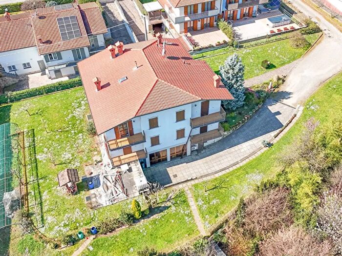 Casa con 9 locali in vendita in Via Garibaldi, Ambivere