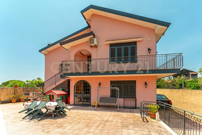 Casa con 10 locali in vendita in Via Salemi, Mascalucia