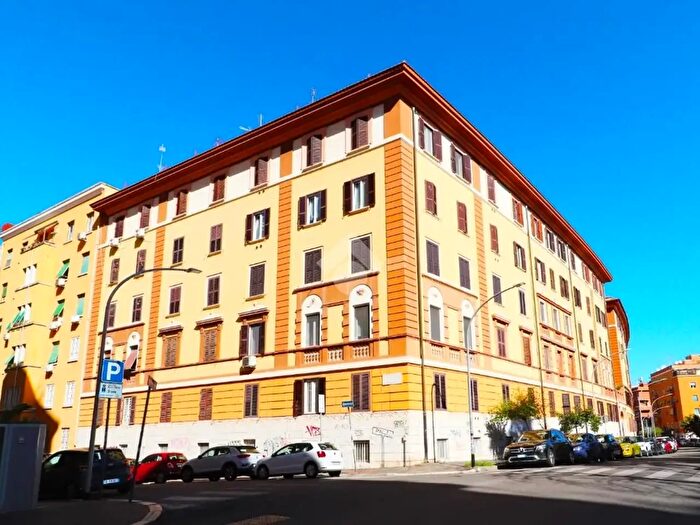 Appartamento bilocale in vendita in Via Mirandola, Roma