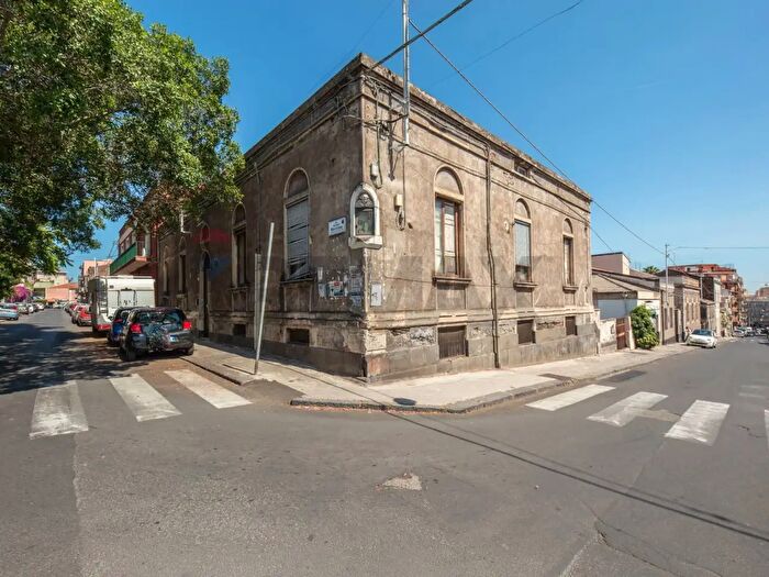 Appartamento con 7 locali in vendita in Via Merlino, Catania