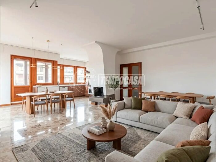 Appartamento con 5 locali in vendita in Via Macedonio Melloni, Milano