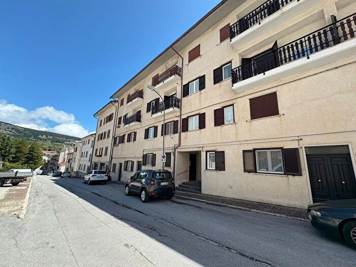 Appartamento quadrilocale in vendita in Via Risorgimento Capracotta Isernia, Capracotta