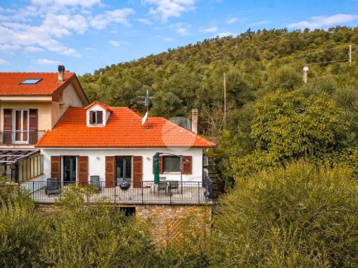 Casa trilocale in vendita in Via Don Luigi Orengo, Imperia