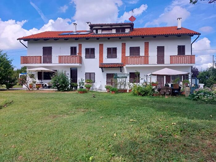 Casa con 16 locali in vendita in Via Trinità, Salmour