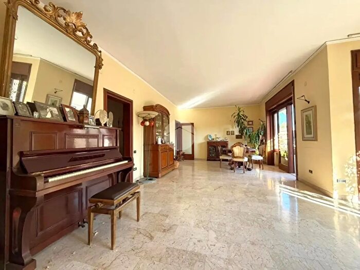 Appartamento con 6 locali in vendita in Corso Europa in Parco con Posti Auto, Napoli