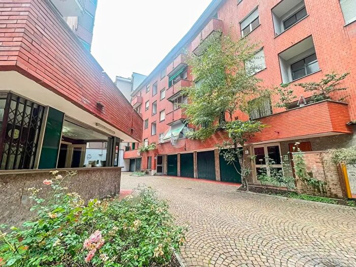 Appartamento trilocale in vendita in Via Caltagirone, Milano