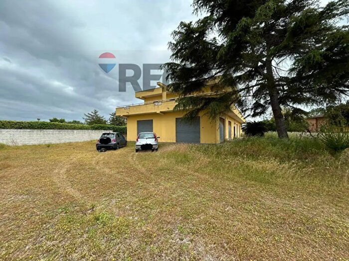 Casa quadrilocale in vendita in Via Apriliana, Aprilia