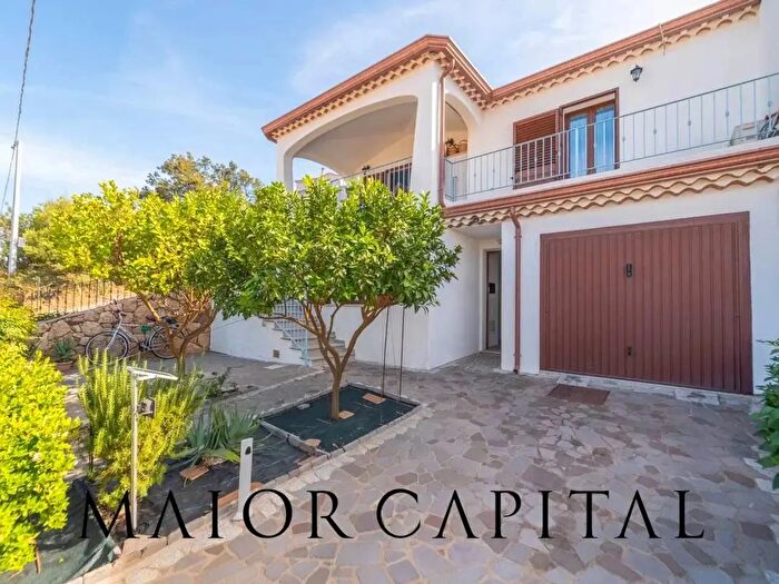 Casa con 6 locali in vendita in Budoni