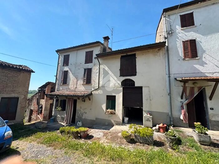 Casa bilocale in vendita in Via Corte Pecci, Rovescala